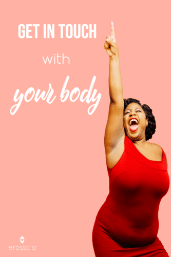 Extática afroamericana en vestido rojo grita acerca de ponerse en contacto con su cuerpo erosscia es un placer reinventado