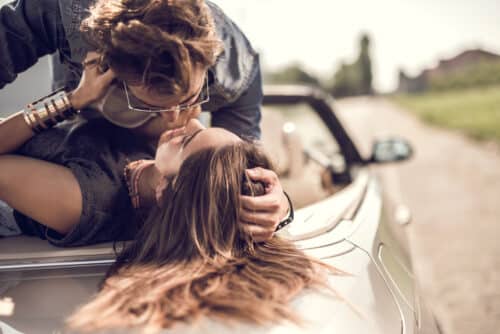 Una sexy pareja latinoamericana hace el amor en el asiento trasero de un auto convertible