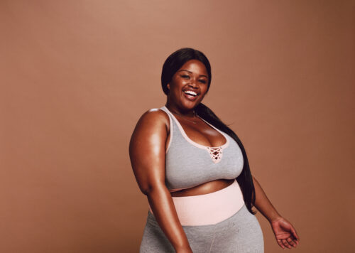 grande taille, belle femme afro-américaine est joyeuse lorsqu'elle fait de l'exercice dans le cadre de sa routine d'amour-propre