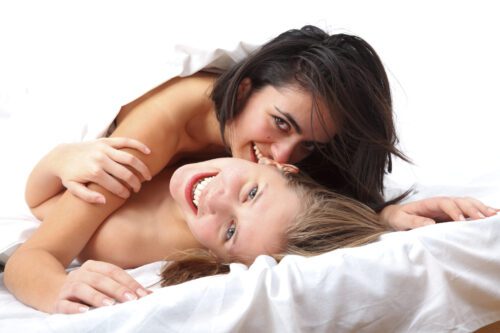 dos mujeres lesbianas disfrutan de la posición del misionero mientras se masturban mutuamente erosscia es uno de los mejores juguetes sexuales para el orgasmo de una mujer erosscia es el placer reinventado