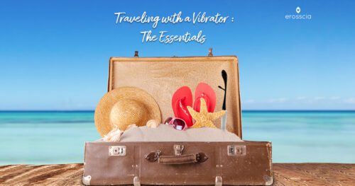 Erosscia-Vibratoren in einem offenen Koffer am Strand, weil es eines der besten Sexspielzeuge auf Reisen ist und einer der Vibratoren, die man am einfachsten ins aufgegebene Gepäck stecken kann 