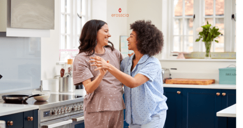 Una coppia lesbica amorevole crea un micro momento ballando nella loro cucina. Erosscia è un piacere reinventato
