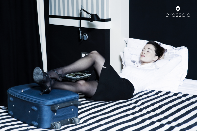 femme sexy dort sur son lit d'hôtel après qu'un orgasme l'a aidé à cause du décalage horaire. erosscia est le vibromasseur le plus discret pour voyager lire l'article complet https://bit.ly/3oF4OQs