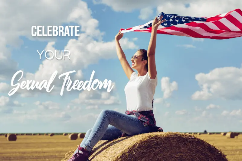 Frau sitzt auf Heuhaufen im Feld mit amerikanischer Flagge und feiert ihre sexuelle Freiheit